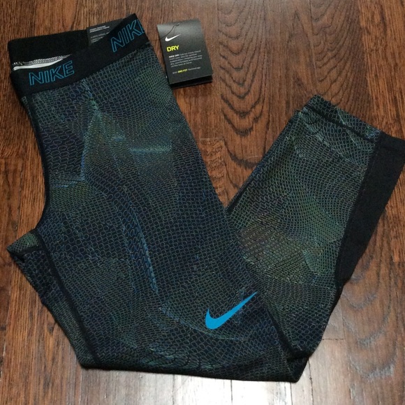 nike victory base layer tight fit capri